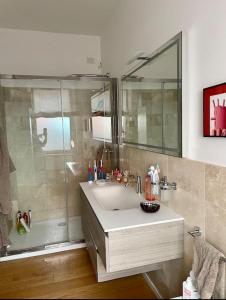 ein Bad mit einem Waschbecken und einer Dusche in der Unterkunft Casa Florenzia in Porto San Giorgio