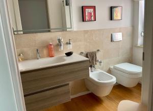 ein Bad mit einem Waschbecken und einem WC in der Unterkunft Casa Florenzia in Porto San Giorgio