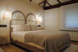 A bed or beds in a room at Hotel a Ecogranxa