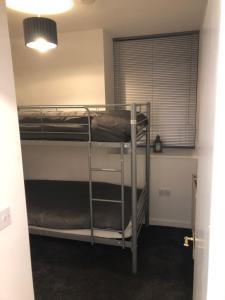 Zimmer mit 2 Etagenbetten und einem Fenster in der Unterkunft 2 bedroom flat in kingswood in Bristol