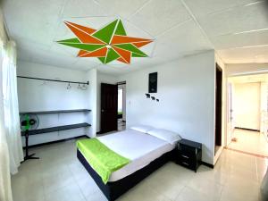 1 dormitorio con 1 cama con una gran estrella en el techo en La Morena Hospedaje en Acacías