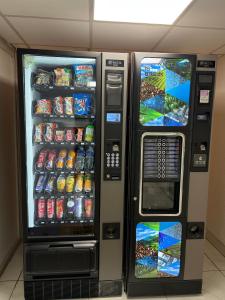 uma máquina de venda automática cheia de refrigerantes e bebidas em Premiere Classe Dunkerque Saint Pol Sur Mer em Saint-Pol-sur-Mer