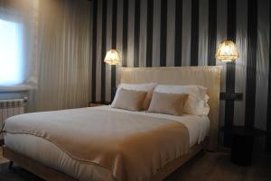 A bed or beds in a room at Hotel a Ecogranxa