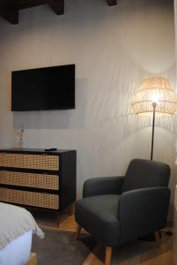 A television and/or entertainment centre at Hotel a Ecogranxa