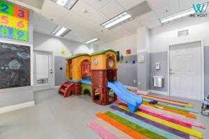 uma sala de jogos para crianças com um escorrega e um parque infantil em Fascinating Studio Apt at Brickell em Miami