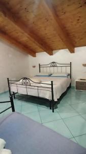 2 camas en un dormitorio con techo de madera en Il Casadduoglio mare e monti, en Vietri