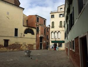 una calle vacía en una ciudad vieja con edificios en Maison d'Ax Venice Center, en Venecia