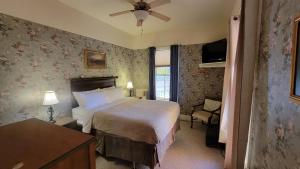 um quarto de hotel com uma cama e uma janela em The Elizabeth Inn and Restaurant em Bethel