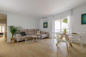 Ein Sitzbereich in der Unterkunft Spacious & Quiet apartment by HelloMalaga - AZAHAR