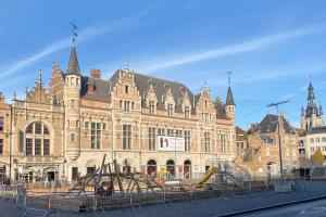 un gran edificio con un parque infantil delante de él en Luxe penthouse center Kortrijk, en Cortrique