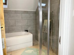 un bagno con doccia e vasca da bagno di Harland View Apartment a Belfast Altre 18 foto