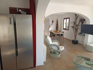BerniaにあるSpacious detached villa on the Costa Blanca with heated pool and beautiful viewのリビングルーム(椅子2脚、冷蔵庫付)
