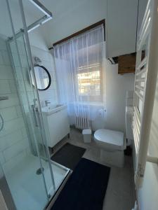 łazienka z przeszklonym prysznicem i toaletą w obiekcie Casa della Nonna w mieście Sauze dʼOulx +35 zdjęć