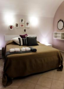 1 dormitorio con 1 cama grande y 2 toallas. en La Chiostrina, en Roma