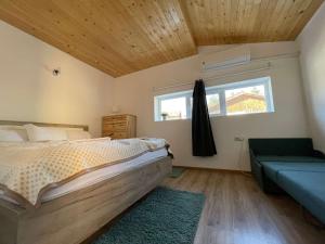 Łóżko lub łóżka w pokoju w obiekcie Bebalkan guesthouse
