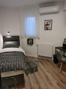 um quarto com uma cama e uma secretária em LaRoom - Free Parking em Zagreb