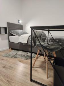 een slaapkamer met een bed, een bureau en een stoel bij LaRoom - Free Parking in Zagreb