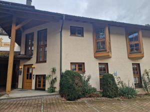 Budova, kde se hotel nachází + 8 fotografií