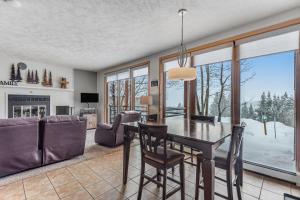 een eetkamer en woonkamer met een tafel en stoelen bij Timber Ridge Retreat in Silverthorne