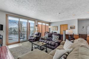 een woonkamer met een bank en een tafel bij Timber Ridge Retreat in Silverthorne