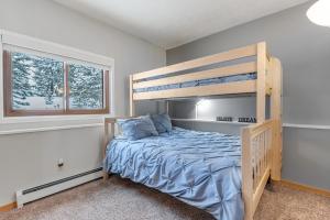 een slaapkamer met een stapelbed en een raam bij Timber Ridge Retreat in Silverthorne +24 foto's