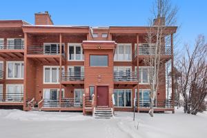 een appartementencomplex met sneeuw ervoor bij Timber Ridge Retreat in Silverthorne
