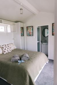um quarto com uma cama com duas toalhas em Birds Eye View em Havelock North