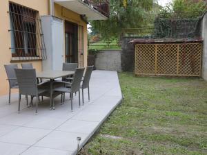 una mesa y sillas en un patio en Langhe Apartament, en Monforte dʼAlba