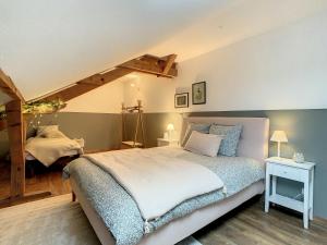 Aux Magnolias, Maison proche Colmar et Munster في Zimmerbach: غرفة نوم بسرير كبير وسلم