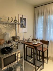 a kitchen with a table and a microwave at il loggiato 1 in Castelfranco Veneto