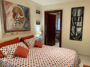 1 dormitorio con 1 cama y una pintura en la pared en il loggiato 1, en Castelfranco Veneto