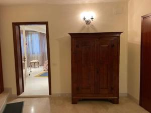 a room with a mirror and a dresser and a hallway at il loggiato 1 in Castelfranco Veneto +8 photos