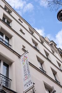 znak hotelowy na boku budynku w obiekcie Jardins de Montmartre w Paryżu