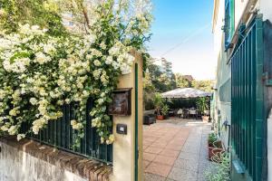 una valla con flores al lado de un edificio en Genova Garden, vicino al Gaslini e Boccadasse, en Génova