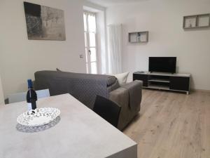ein Wohnzimmer mit einem Sofa und einem Tisch in der Unterkunft Appartamenti ALICE MOLVENO in Molveno