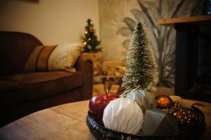 un tazón de adornos navideños en una mesa en La Pause Verdoyante, en Moosch