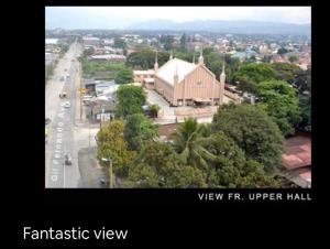 馬尼拉的住宿－Marquinton Place City View，享有教堂和街道的城市美景