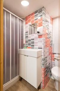 bagno con lavandino e servizi igienici di Apartamentos Day Madrid BEATAS Centro Gran Via Sol Malasaña a Madrid
