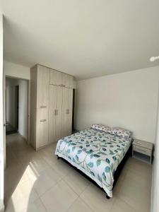 Apartamentos Sierra Verde Living في أبارتادو: غرفة نوم مع سرير وخزانة