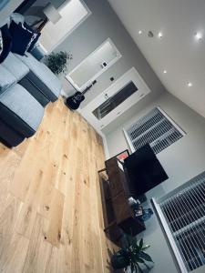 z widokiem na powietrze salon z drewnianą podłogą w obiekcie 2 Bed fully furnished apartment w mieście Cookstown