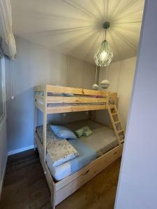 a bunk bed in a room with a ceiling at Covelodge - Piso a pocos metros de la playa in Pontevedra