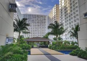 een groot gebouw met palmbomen ervoor bij simple and affordable staycation in Manilla