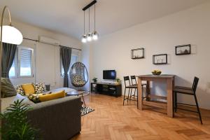 Televízia a/alebo spoločenská miestnosť v ubytovaní Zara Apartment