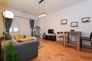 Televízia a/alebo spoločenská miestnosť v ubytovaní Zara Apartment
