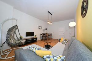 Televízia a/alebo spoločenská miestnosť v ubytovaní Zara Apartment