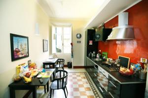 ローマにあるジュリエッタ アル コロッセオB＆Bのキッチン(カウンター、テーブル、椅子付)