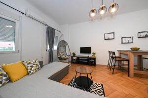 Televízia a/alebo spoločenská miestnosť v ubytovaní Zara Apartment