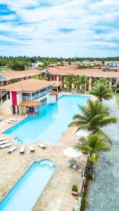 uma vista aérea de um resort com uma piscina em Meu Porto Seguro - Taperapuã em Porto Seguro