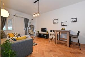 Televízia a/alebo spoločenská miestnosť v ubytovaní Zara Apartment