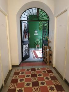 una entrada a un edificio con una puerta abierta en Patio de Arance, en Málaga
